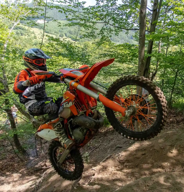 Enduro motor sárban
